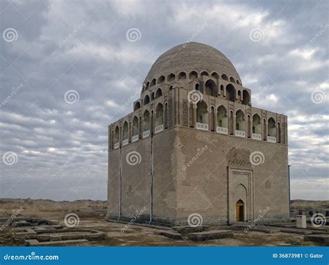 De Komst Van De Seltsjoekische Sultan Sanjar Teven Naar Isfahan: Een Beeld Van Macht, Cultuur En Interreligieuze Spanningen In 12e-eeuwse Iran.