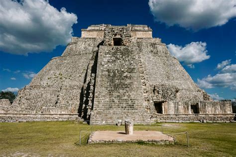 De Opstand van de Maya's Te Uxmal; Een Religieuze Crisis en het Ontstaan van een Nieuwe Dynastie