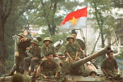 De Verovering van Saigon door Noord-Vietnamese Troepen: Een Beslissende Slag in de Vietnamees-Amerikaanse Oorlog en de Gevolgen voor de Verdeling van Vietnam